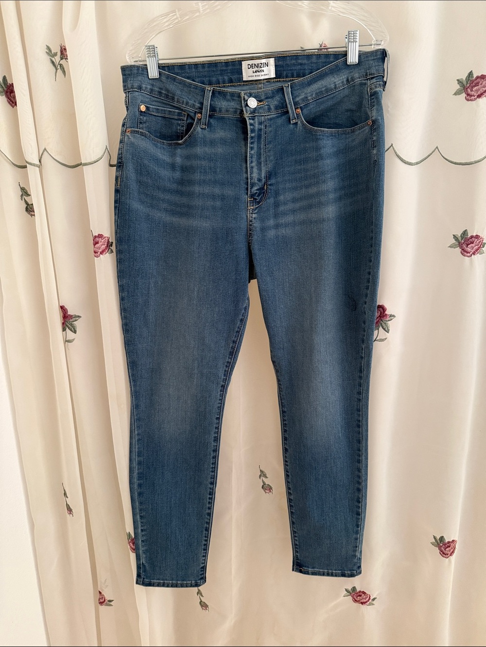 Denizen from Levi's Women's Skinny Jeans in Dark Blue Wash - Stretchy!